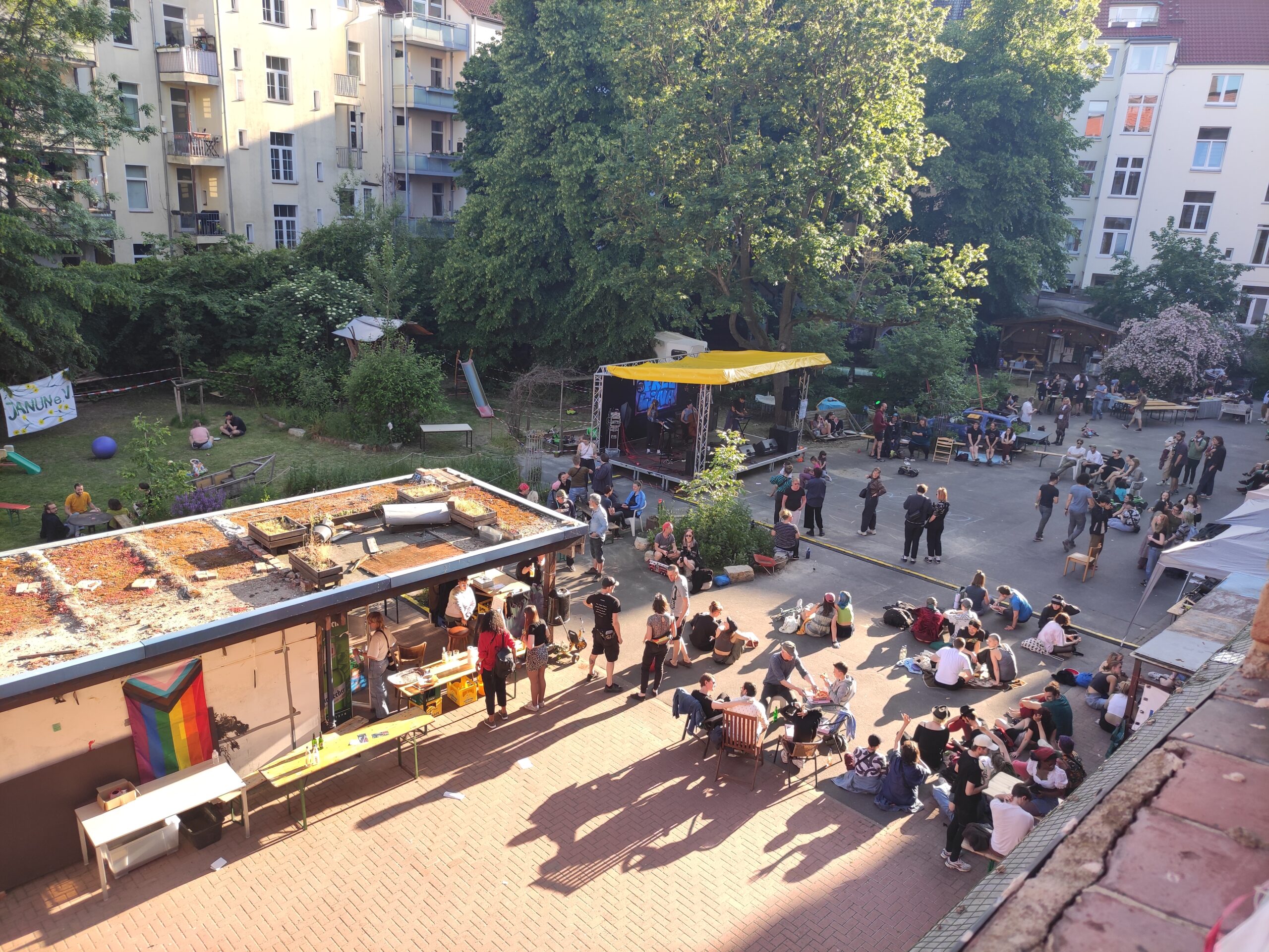 Blick auf den Hof des Wohnprojekts beim Hoffest